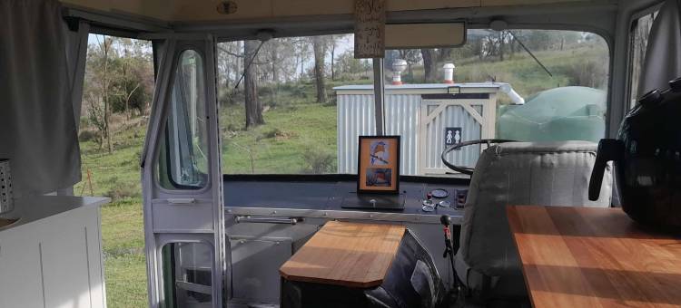 贝德福德巴士复古农家乐豪华露营星空下(Vintage Bedford Bus Farm Glamping Under the Stars)图片