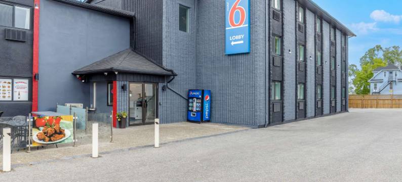 尼亚加拉瀑布6号汽车旅馆，安大略省 – 瀑布附近(Motel 6 Niagara Falls, on Near the Falls)图片