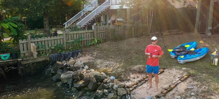 巴斯金费尔霍普河畔，距海湾38分钟，Waterfront、皮划艇微型小屋(Bass-KIN on the RIver-Tiny House in F'Hope-Waterfront-Kayaks-38Min to Gulf)图片