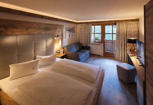 Alpine Lifestyle Berghotel MadlenerHotel Overview