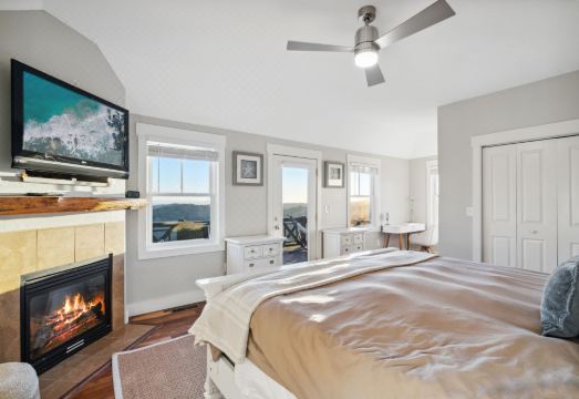 Luxe Cabin with Hot Tub and Panoramic Views - Stunning Mountain Retreat Hotel Overview