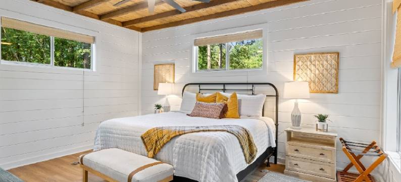 Hot Tub, Game Loft, and Cozy Patio - Stylish Bungalow Retreat图片