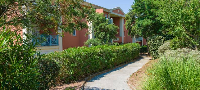 拉格朗大松树酒庄假日住宅酒店(Lagrange Vacances le Domaine des Grands Pins)图片