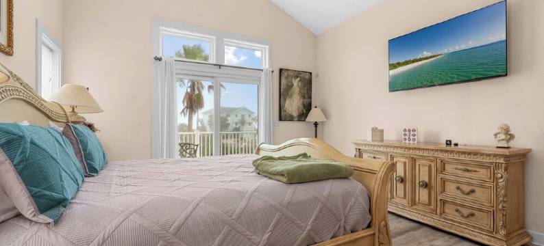 3-Story Beach House Retreat with Heated Pool, Game Room, 5 Min to Flagler图片