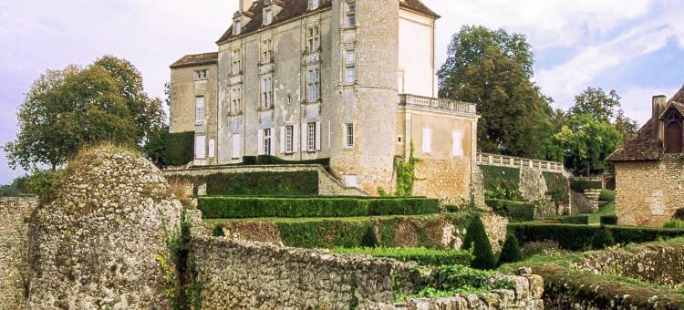 Cottage in Bourgnac with Whirlpool图片