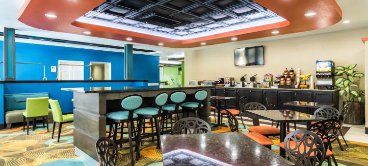 拉塞尔维尔I-40凯隆套房酒店(Clarion Inn & Suites Russellville I-40)图片