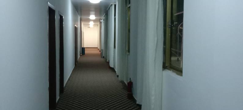 仲巴晴川酒店图片