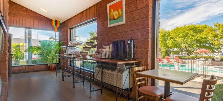 阿尔伯克基机场华美达酒店(Ramada by Wyndham Albuquerque Airport)图片