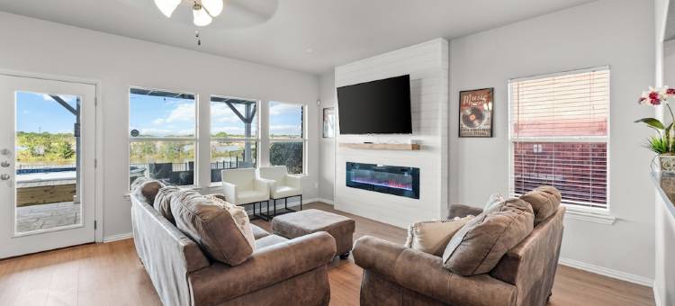Lake House with Stunning Views & Pool in Fort Worth, TX图片