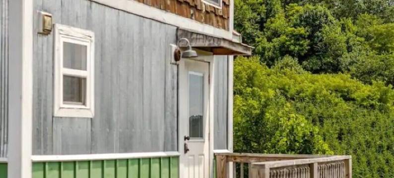 Tiny House on Top of a Hill: SPECTACULAR VIEWS!图片