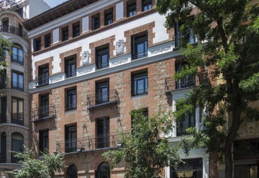 One Shot FortunyHotel Overview