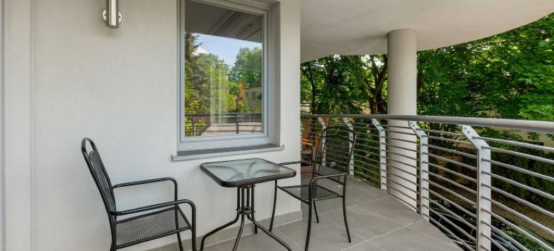 大教堂与房屋 - 日出公寓(Sunrise Apartments Close to the Beach & by Noclegi Renters)图片