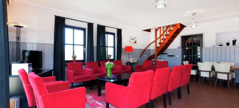 阿斯滕高尔夫球场上的大气乡村别墅(Atmospheric Country House in Asten on a Golf Course)图片