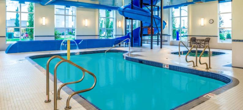 雷德迪尔温德姆套房麦客达酒店(Microtel Inn & Suites by Wyndham Red Deer)图片