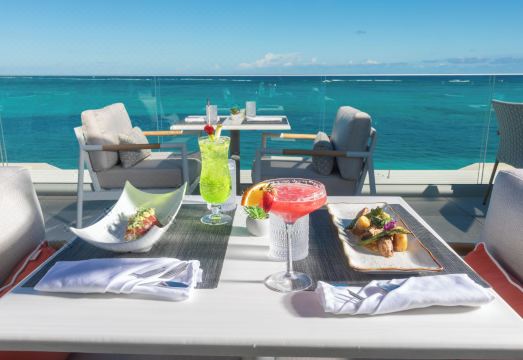 Windsong on the Reef Hotel Overview