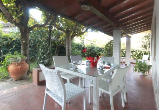 Lavinia Hotel Overview