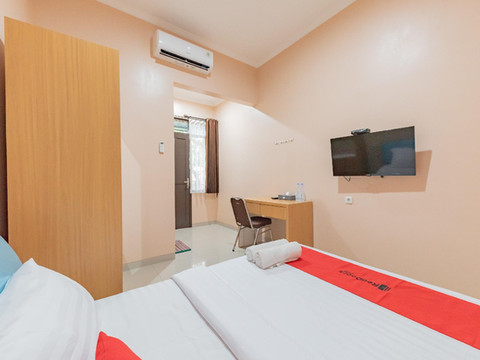 RedDoorz Syariah Near Alun Alun Palimanan