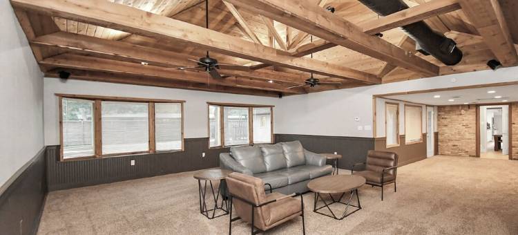 Spacious Modern Cottage Perfect for Families & Pets ~ Gated Parking ~ Sleeps 9+图片
