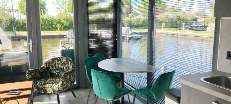 位于码头的尼斯港口旅馆(Houseboat in Heeg with Stunning Marina Views)图片