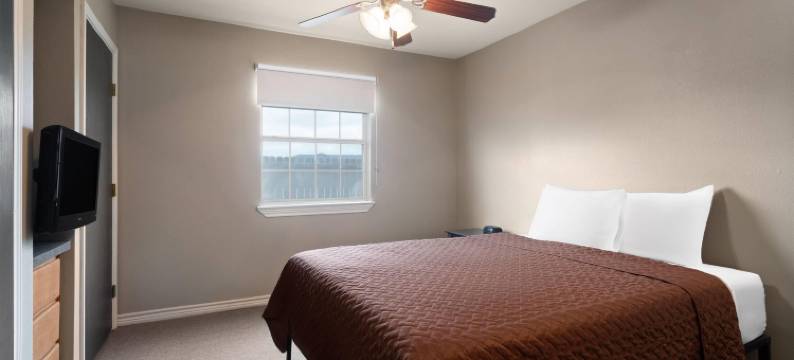 卡里索斯普林斯鹰巢- 温德姆旅屋(Eagle's Den Suites Carrizo Springs a Travelodge by Wyndham)图片