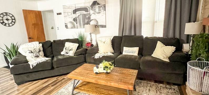 Farmhouse Style Nashville Stay with Hot Tub, Games, Fire Pit, Family Friendly图片