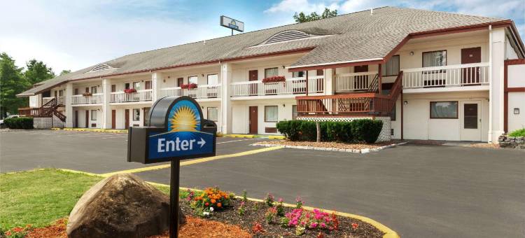 昆斯伯里乔治湖戴斯酒店(Days Inn by Wyndham Queensbury/Lake George)图片