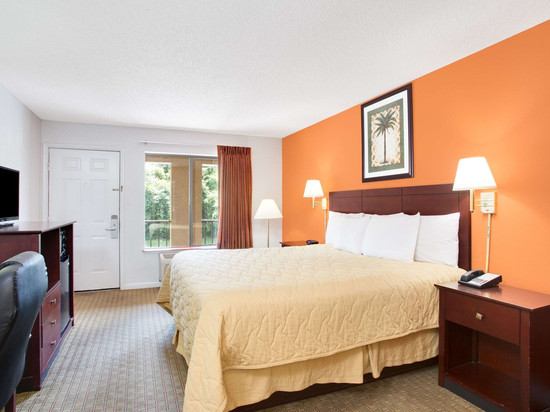 德芙尼亚克斯普林斯温德姆速8酒店