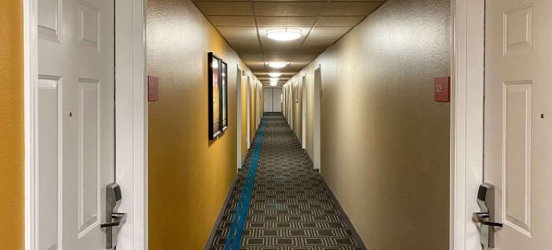 米德尔堡高地克里夫兰机场美茵斯坦套房酒店(MainStay Suites Middleburg Heights Cleveland Airport)图片