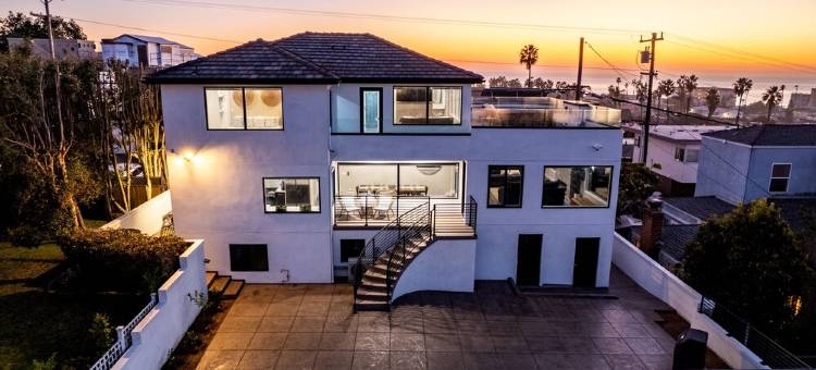 Newly Remodeled Mansion with Breathtaking 300° Views! AC, Parking, Spacious!图片