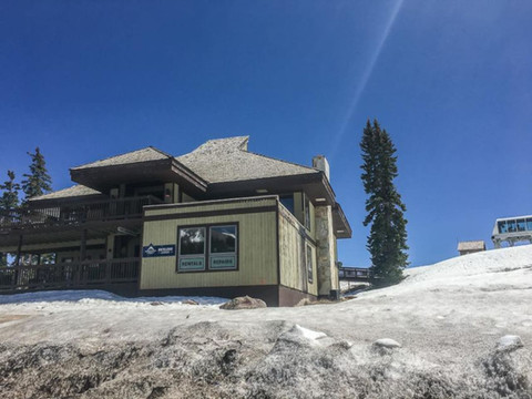 Spectacular Ski-in/Ski-Out Access and Cozy Fireplace - Charming Mountain Haven