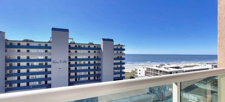 Spacious Balcony with Ocean Glimpse and Outdoor Pool - Charming Retreat图片