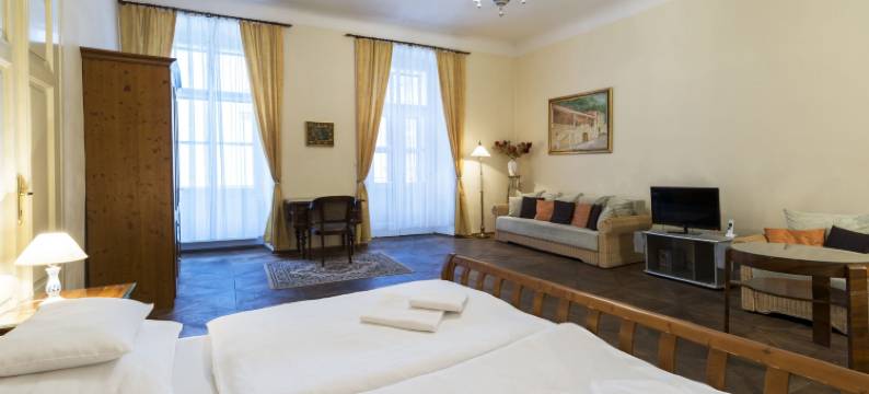 幽泽特哈伊莲娜酒店-金鹿(Hotel U Zlateho Jelena)图片