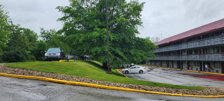 蒙罗维尔匹兹堡东红顶Plus酒店(Red Roof PLUS+ Pittsburgh East - Monroeville)图片