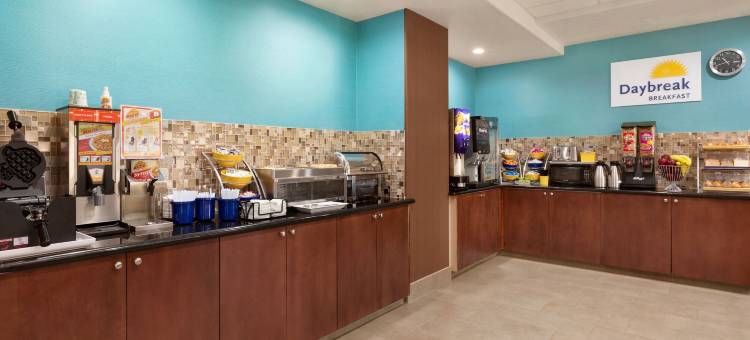 圣安东尼奥东南戴斯套房酒店- 近AT&T中心(Days Inn & Suites by Wyndham San Antonio Near Frost Bank Ctr)图片