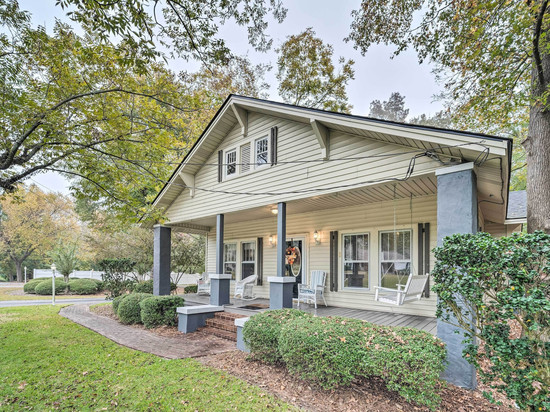 有大型遮阳门廊和秋千的Burgaw房子!