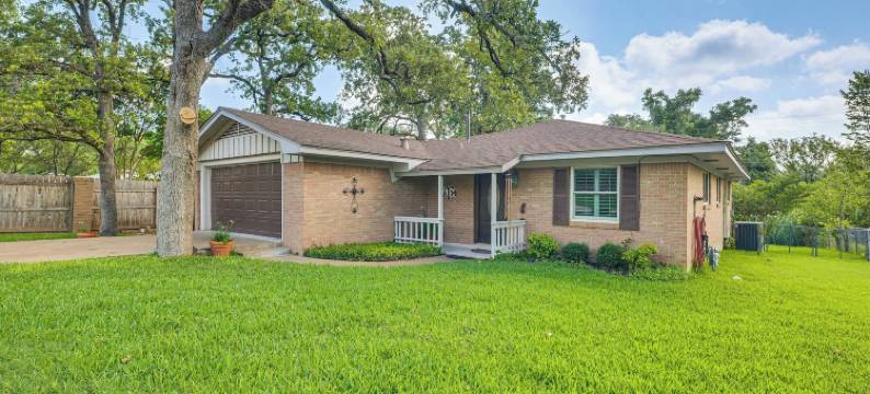 可爱的布赖恩家和阳台 - 距离Kyle Field 4英里!(Lovely Bryan Home w/ Deck - 4 Mi to Kyle Field!)图片