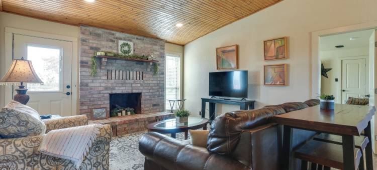 带有游泳池和马厩接入的牧场度假胜地！(Ranch Getaway with Pool and Horse Stall Access!)图片