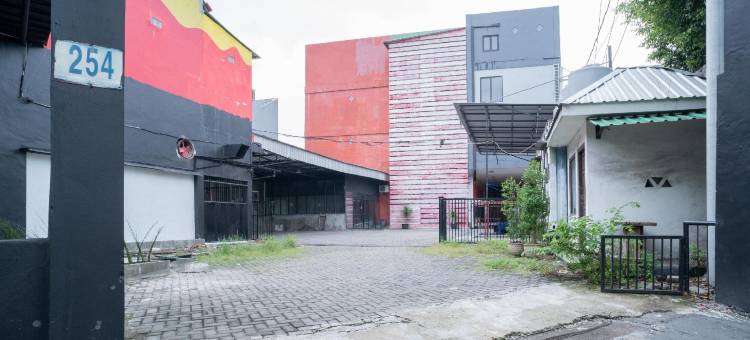 红多兹酒店@泗水丹绒纱丽(RedDoorz @ Tanjung Sari Surabaya)图片