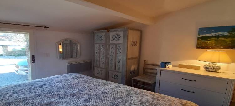 Authentic sheepfold close to a charming village.图片