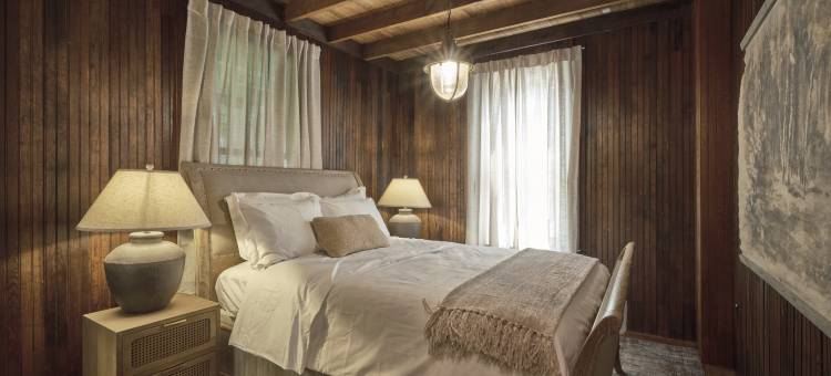 豪华翻新的农家乐小屋(Luxuriously Restored Farm Cabin)图片