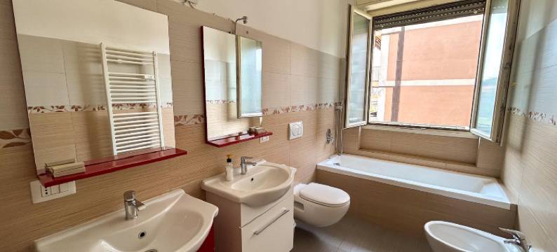 位于贝加莫城市中心的3卧室公寓-130平方米|带2个独立浴室(Modernità e Comfort, 150mq Penthouse 3 bedr)图片