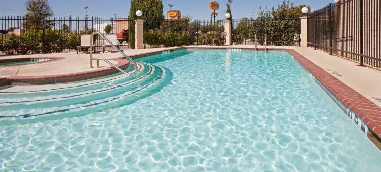 智选假日套房酒店莱克沃思净重820环(Holiday Inn Express & Suites Lake Worth NW Loop 820)图片