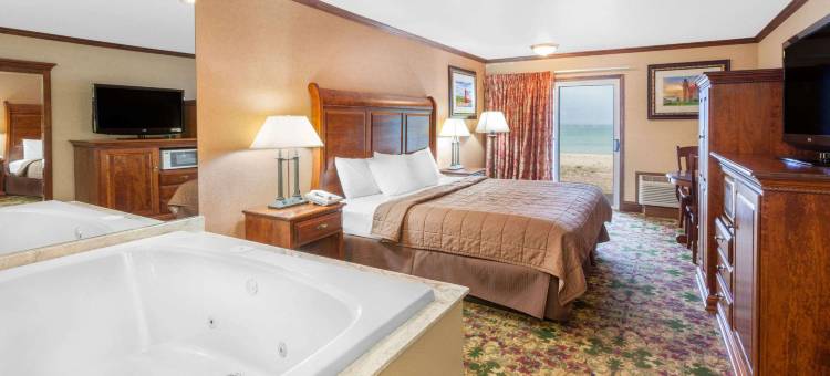 麦基诺市水滨华美达酒店(Ramada by Wyndham Mackinaw City Waterfront)图片