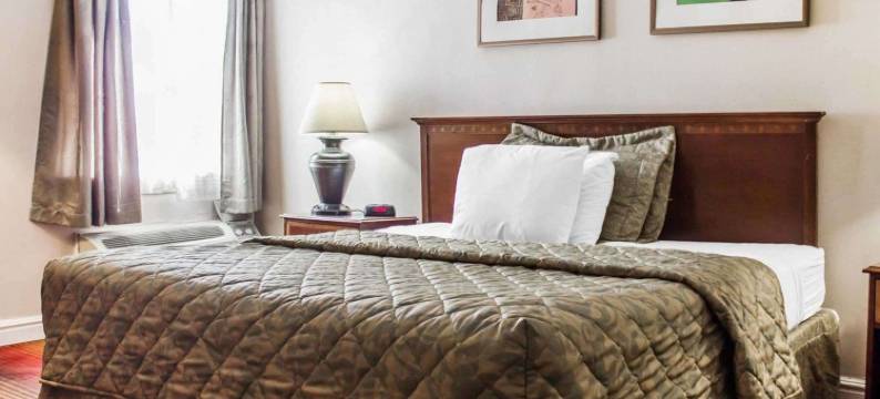 梅尔维尔亨廷顿站罗德威酒店(Rodeway Inn Huntington Station - Melville)图片