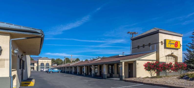 瑙-市中心温德姆速8酒店及会议中心(Super 8 by Wyndham Nau/Downtown Conference Center)图片