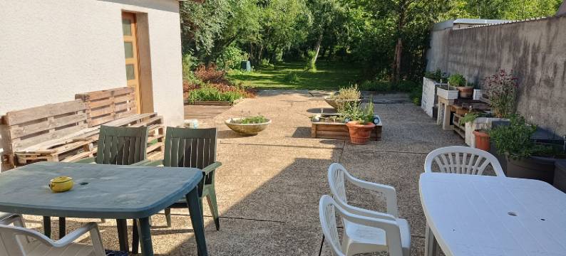 Single Bed with a Large Desk图片