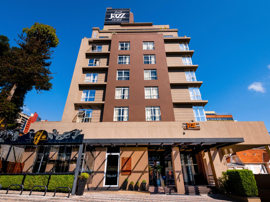 全爵士斯拉维耶罗酒店