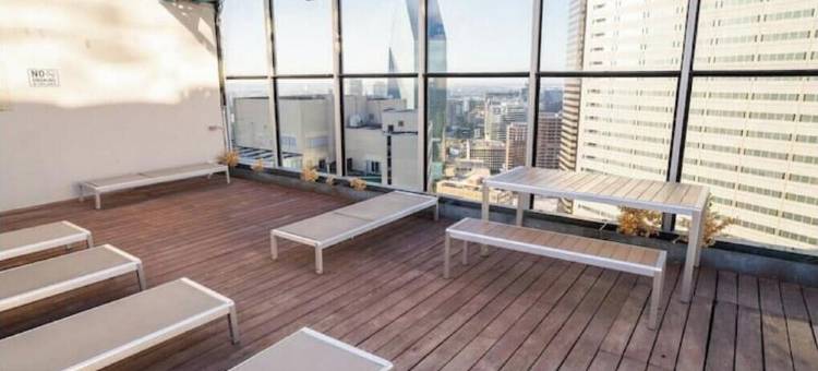 温馨度假公寓，设有屋顶泳池、停车设施，宽敞舒适(Cozy Retreat with Rooftop Pool, Parking, and Spacious Comfort)图片