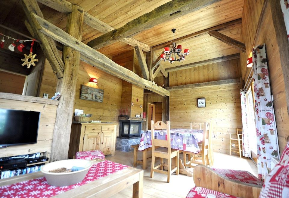 Beautiful wooden decorative chalet 10/11 people WIFI 4chbr 3sbd comfort quality view calm nature Hotel Overview