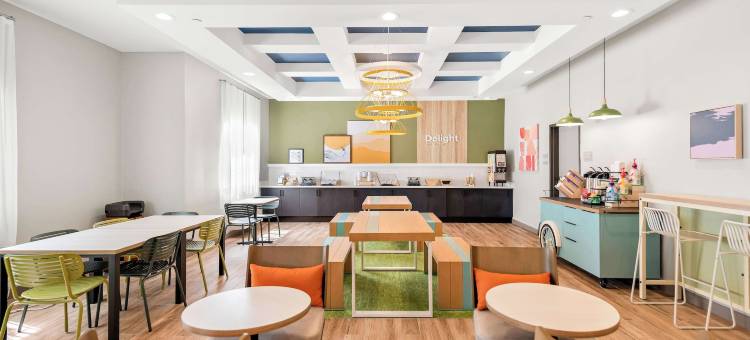 Spark 由希尔顿曼斯菲尔德(Spark by Hilton Mansfield)图片